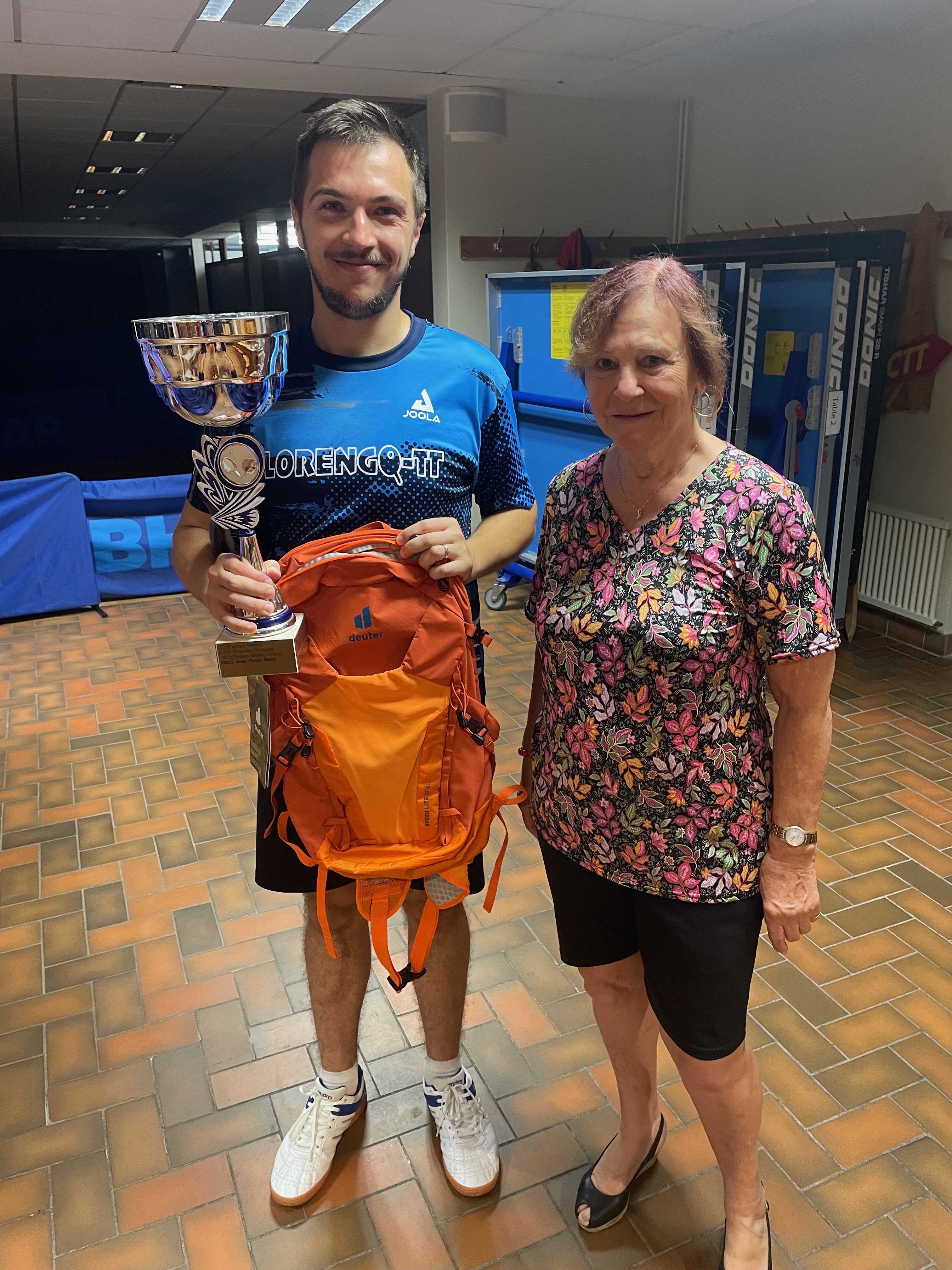 The champion receiving the cup from Joan Helfer Presient of the Meyrin CTT